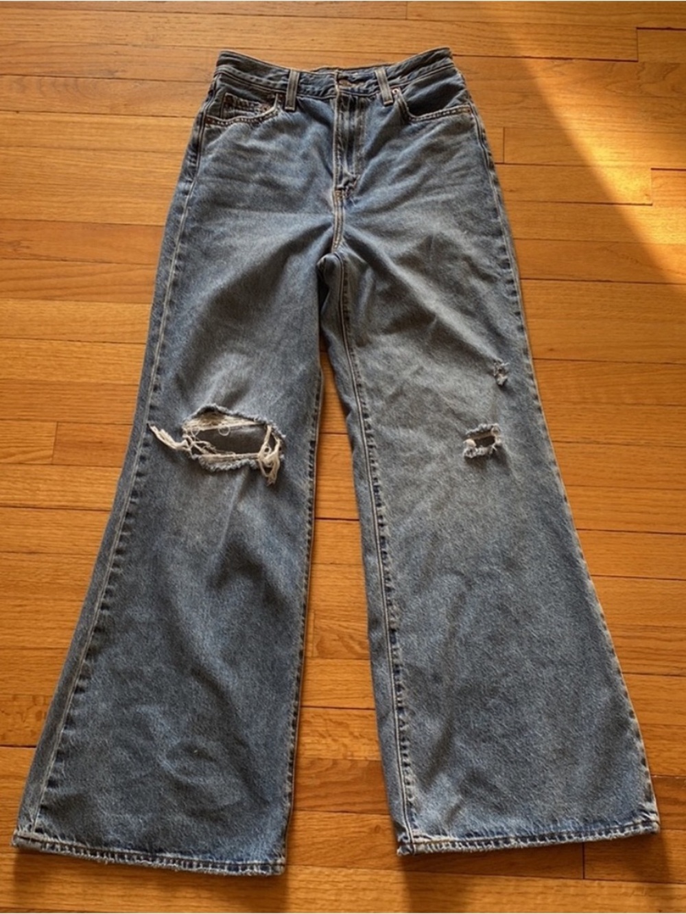 Levi’s high loose flare medium wash jeans 26